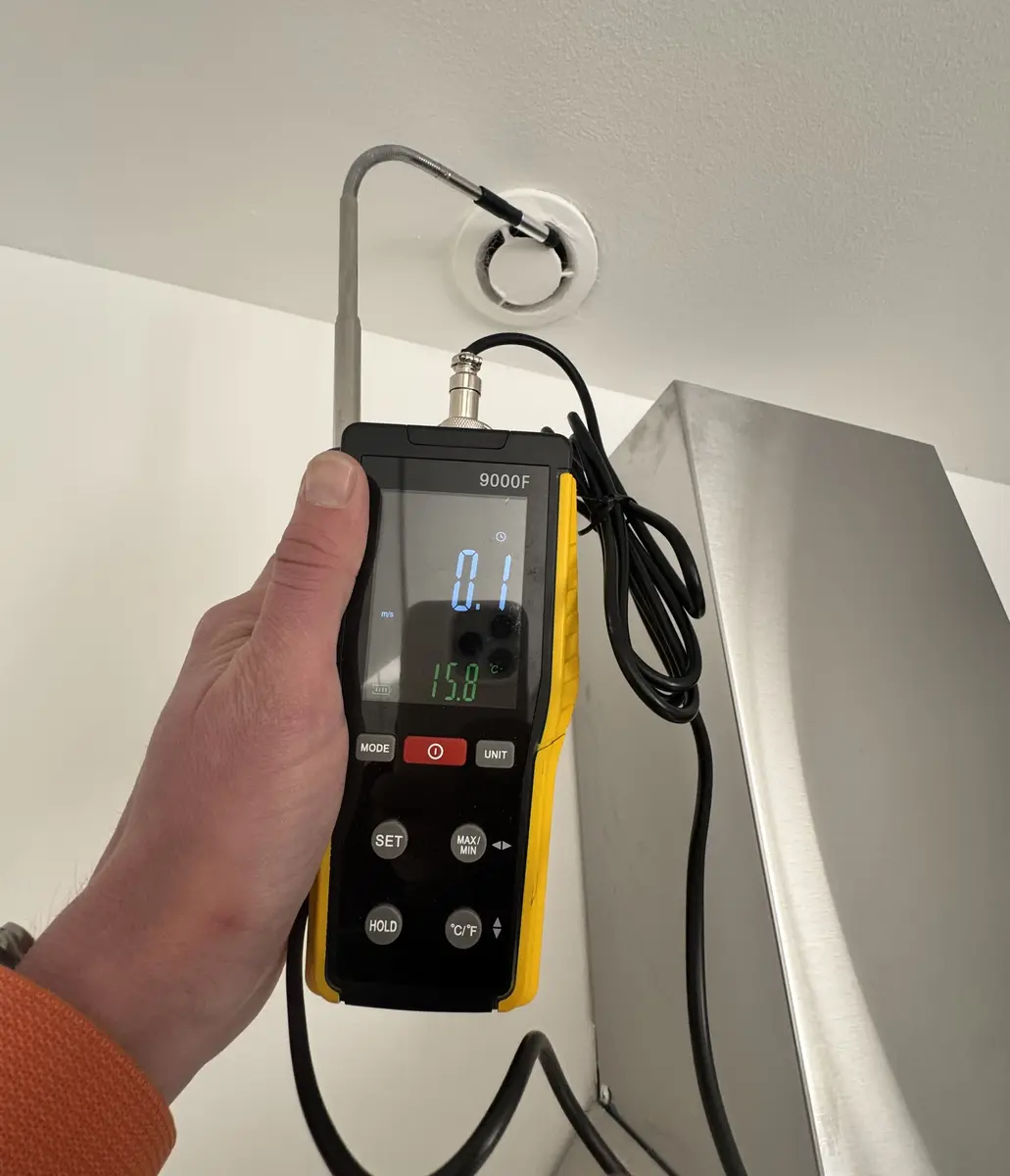 Mesure de la vitesse de l’air à une bouche de ventilation avec un anémomètre