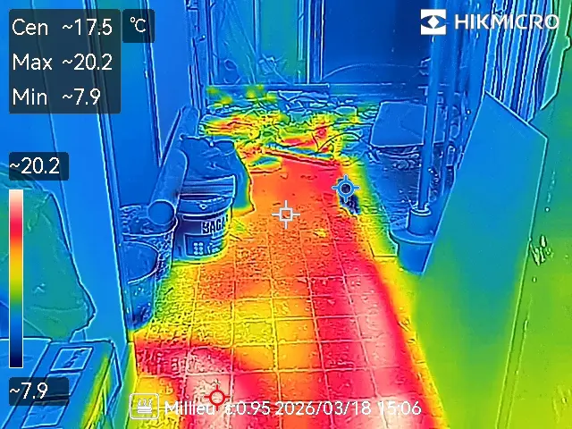 Inspection thermographique d’un sol mettant en évidence des écarts de température